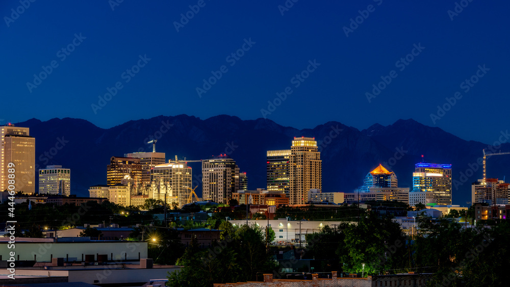 Obraz premium Salt Lake City skyline at night with street lights on