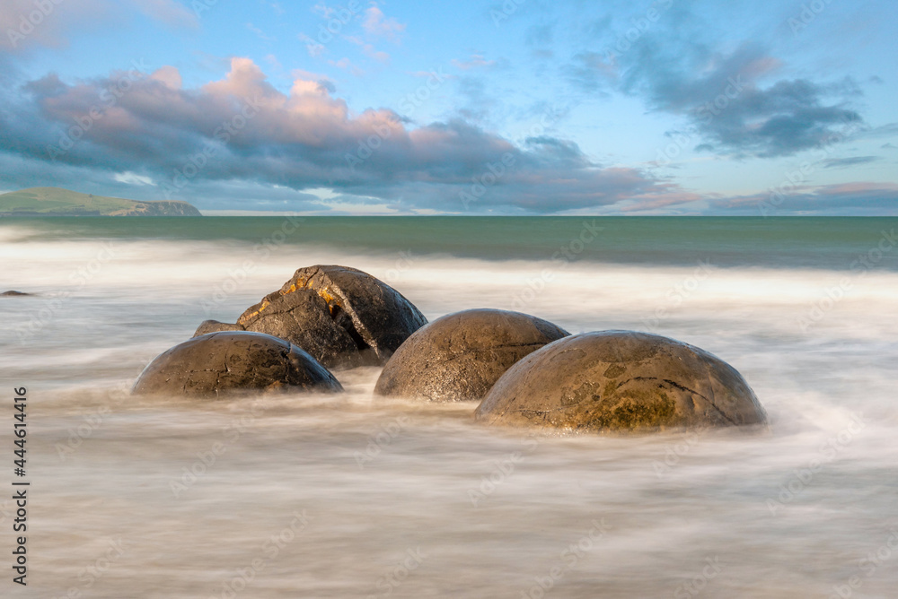 Φωτογραφία Scenic Moeraki Boulders at the east coast of New Zealand