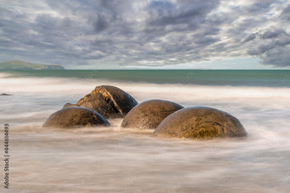 Φωτογραφία Scenic Moeraki Boulders at the east coast of New Zealand