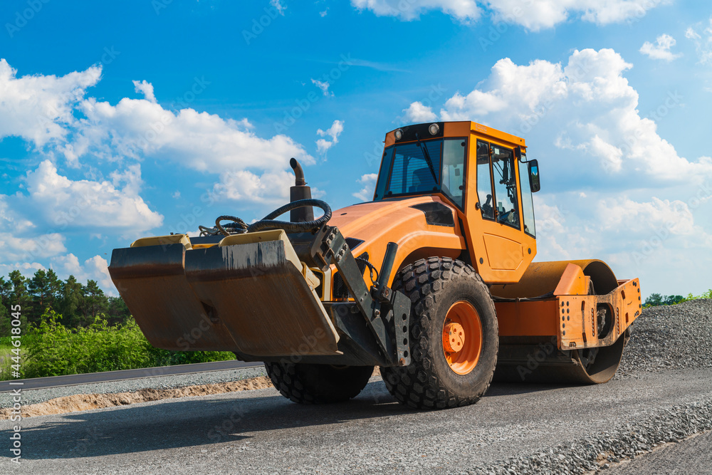 Baumaschine mit Walze und Tiefenverdichter Baumaschine mit Walze und Tiefenverdichter