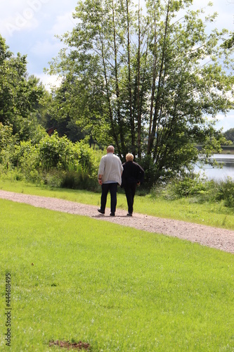 Senioren beim Spaziergang am Seeufer. © Inka