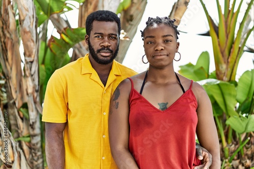 Obraz na plátně Young african american couple wearing casual clothes standing at the city thinki