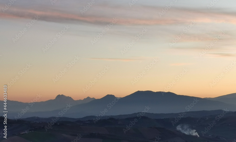 Montagne dell’Appennino valli e campi coltivati al tramonto