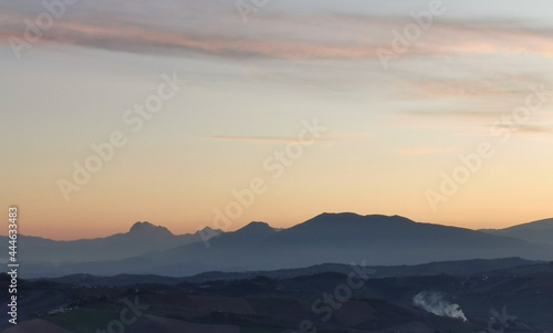 Montagne dell’Appennino valli e campi coltivati al tramonto
