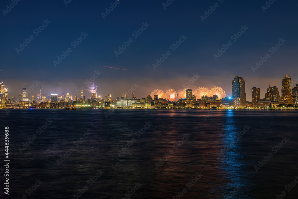 Naklejka premium Fireworks celebration of July 4th with the famous Manhattan skyline