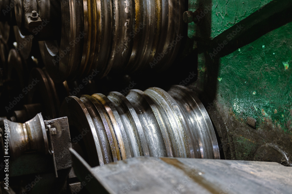 Round rolls of a rolling mill for cold rolling of steel