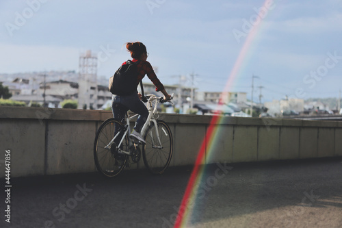 Fototapeta Naklejka Na Ścianę i Meble -  自転車に乗る女性