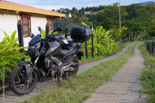 Obraz na płótnie motorcycle on the country road w salonie