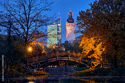 Das herbstliche Leipzig mit einem Blick vom Johannapark zum Neuen Rathaus und dem City-Hochaus. photo