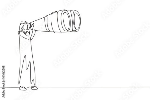 Single one line drawing happy Arab tourist man looking through big binoculars far ahead. Young gentleman is traveling with field glasses. Modern continuous line draw design graphic vector illustration