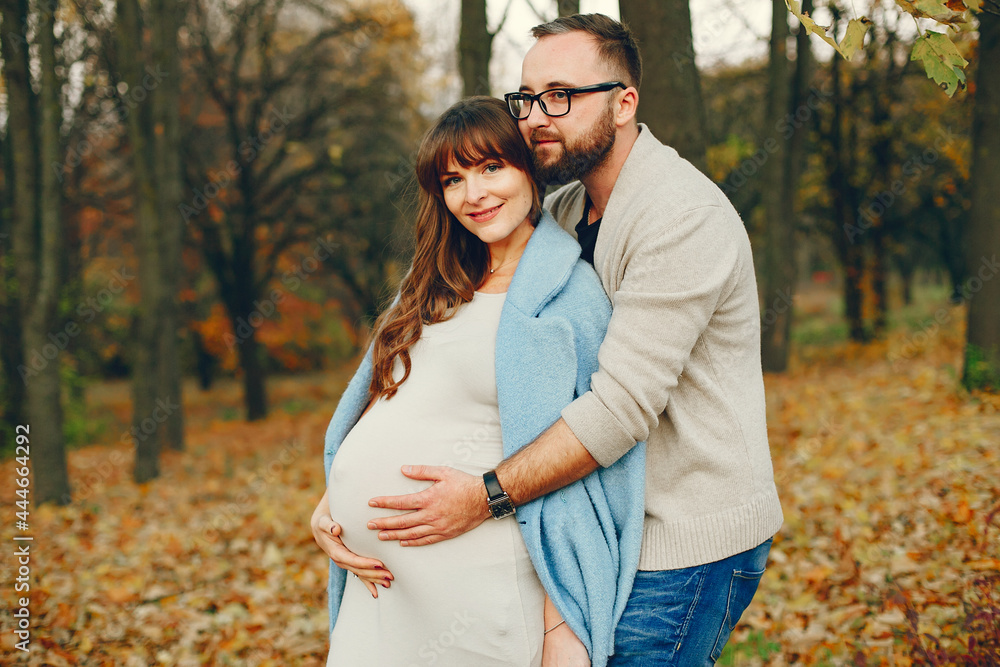 Fototapeta premium Elegant couple spend time in a autumn park