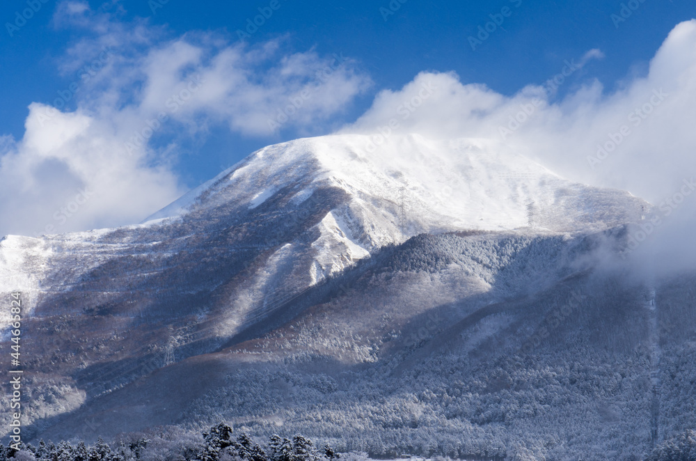 雪化粧した冬の伊吹山