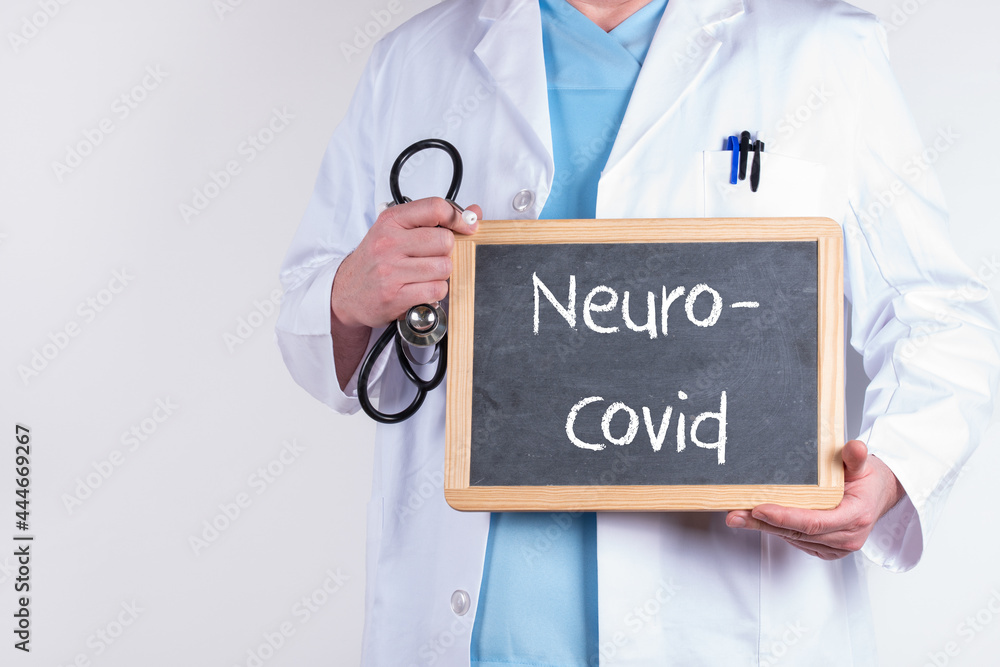 Arzt mit einem Stethoskop udn einer Tafel auf der Neuro Covid steht Arzt mit einem Stethoskop udn einer Tafel auf der Neuro Covid steht