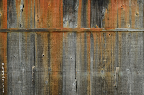 木の板で出来た古びた壁