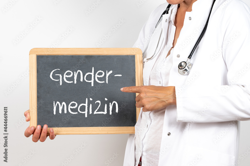 Ärztin mit einer Tafel auf der Gendermedizin steht Ärztin mit einer Tafel auf der Gendermedizin steht