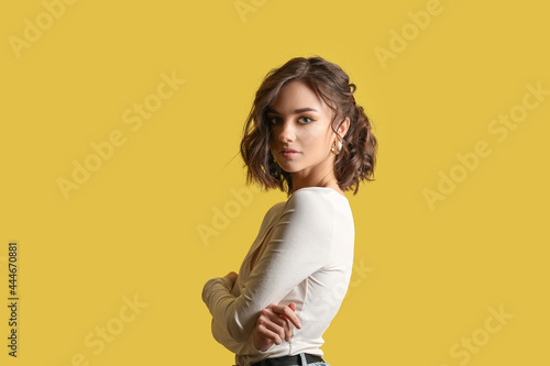 Beautiful young woman on co...