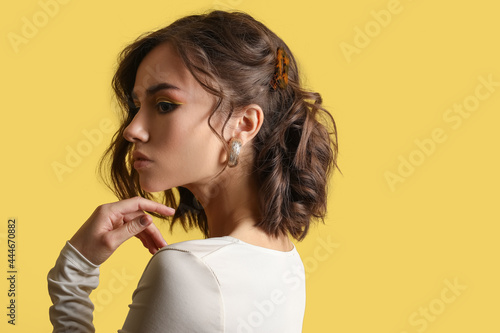 Beautiful young woman on co...