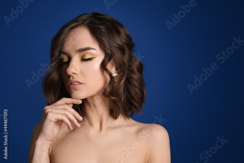 Beautiful young woman on co...