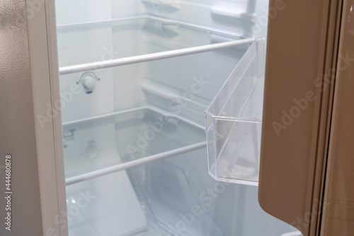 白い新品の冷蔵庫の扉が開いた状態