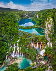 Tuinposter Watervallen Plitvicemeren turquoise water zomerse blauwe lucht  © zgphotography