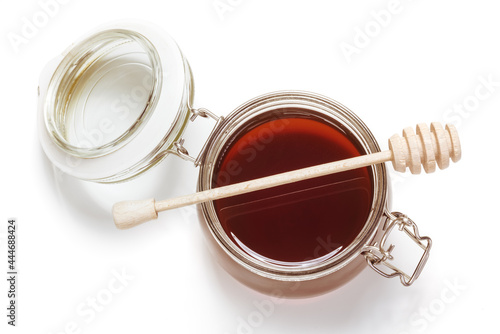 Miód pszczeli w słoiku na białym tle