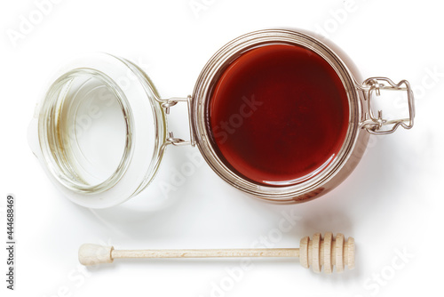 Miód pszczeli w słoiku na białym tle