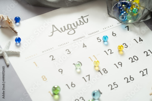 8月のカレンダーと色とりどりのビー玉