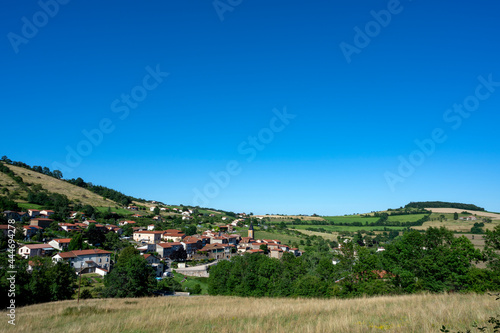 Paysage des Monts du Lyonnais en été autour du village de Saint-Julien-sur Bibost dans le département du Rhône en France