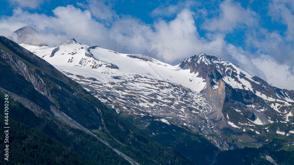 Der Hintertuxer Geltscher in den Zillertaler Alpen bzw. Tuxer Alpen in Sommer, Tirol, Österreich