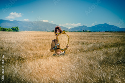 Femme dans un champ de blé sur le plateau de Valensole © Gerald Villena