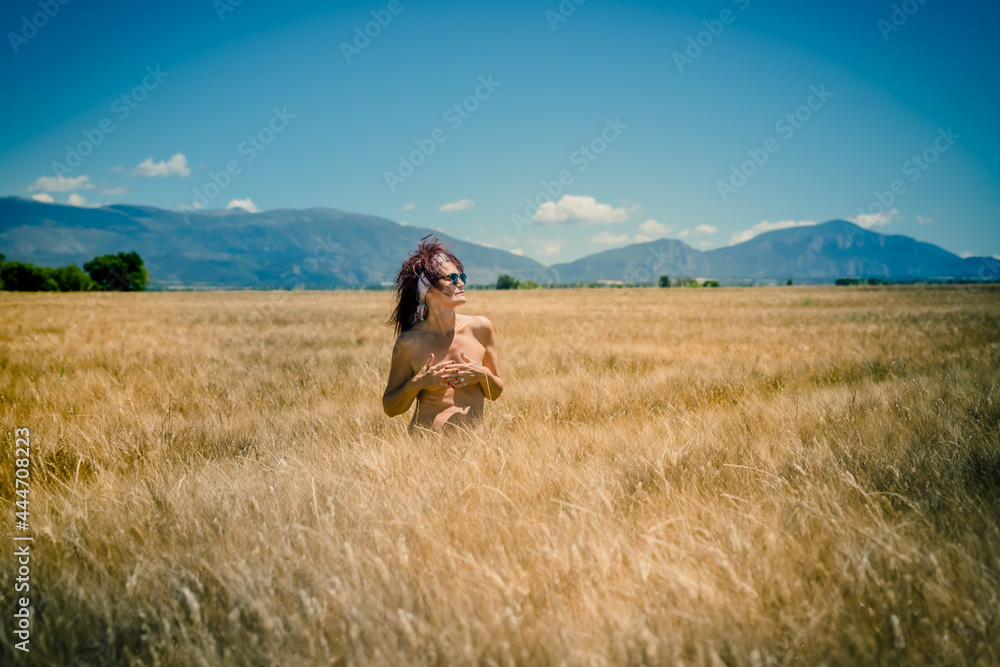 Femme dans un champ de blé sur le plateau de Valensole Femme dans un champ de blé sur le plateau de Valensole