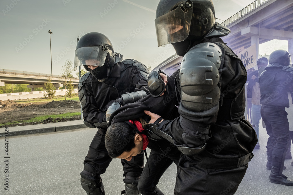 Obraz premium Arresting agressive rebel