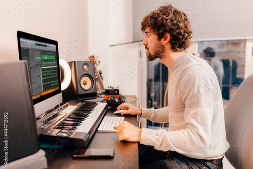 Bilde på lerret Music producer working at home music studio