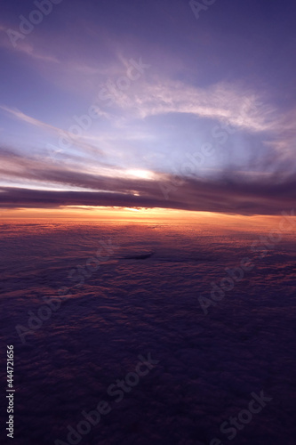 雲上の旅客機から眺めるマジックアワーの美しい夕焼け
