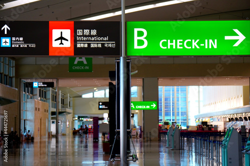 沖縄那覇空港国際線ターミナルのチェックイン表示と国際線国内線案内の看板標識