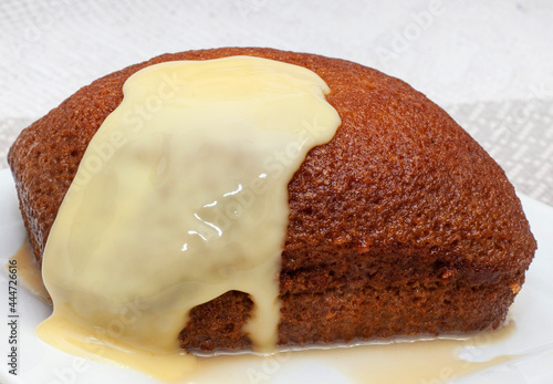 traditional South African Malva pudding served with custard Fototapet