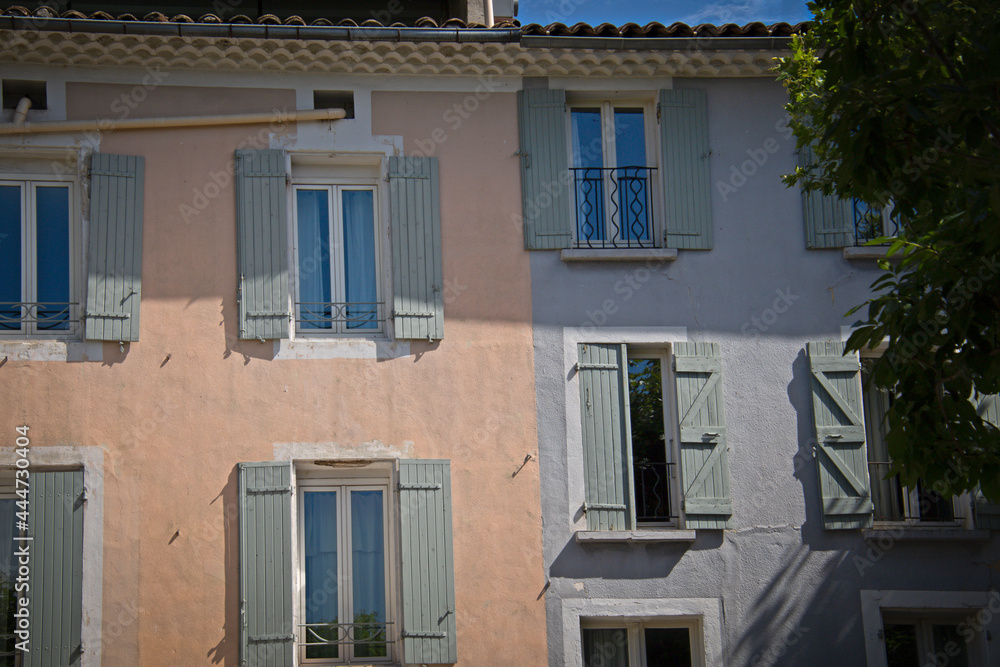 façade de maisons du sud de la France