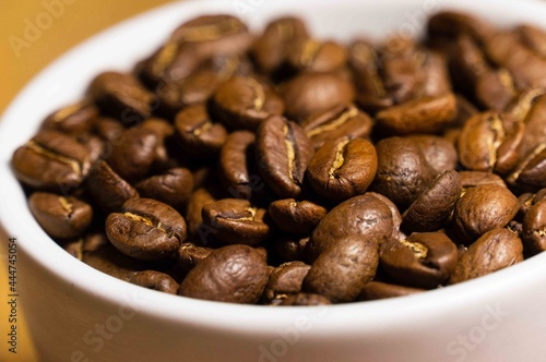 granos de café listo para hacer un delicioso café o capuchino