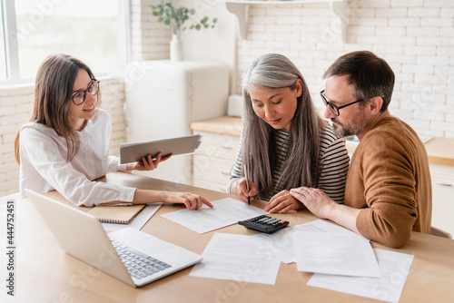 Bilde på lerret Insurance agent consulting mature family couple, discussing health insurance, si