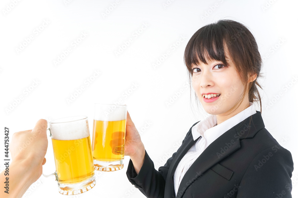 スーツでビールを飲むビジネスウーマン