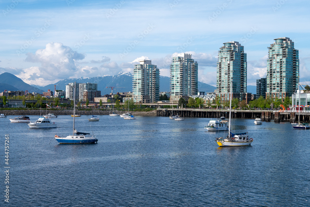 Fototapeta premium 爽やかな青空とバンクーバーのビルと海