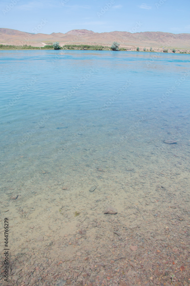 Вид реки Или на юго-востоке Казахстана летом