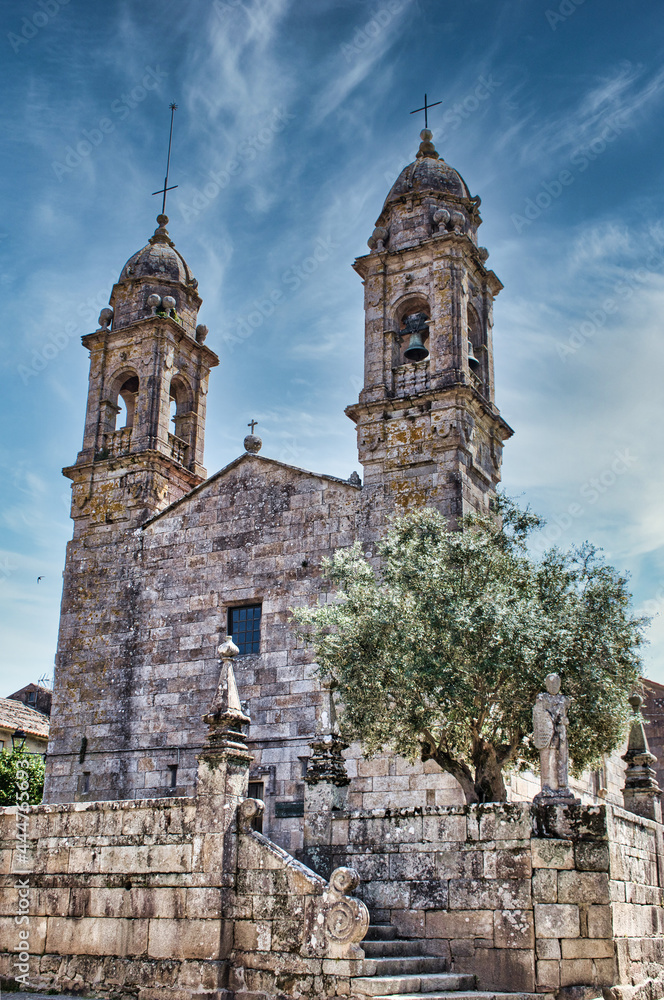 Campanarios iglesia de San Benito en la villa de Cambados, provincia de Pontevedra, España