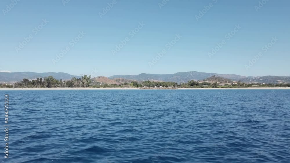 Vista laterale spiaggia di Calabria dal gommone Vista laterale spiaggia di Calabria dal gommone