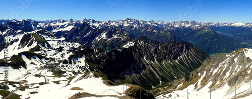 Panoramablick vom Nebelhorn bei Oberstdorf auf Berge und Alpen mit Schnee bei klarer Fernsicht