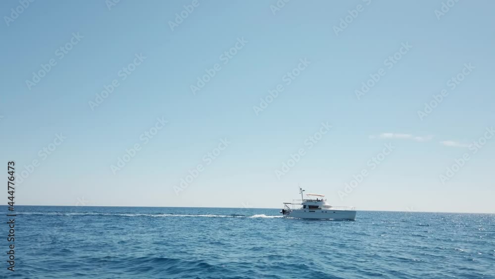barca che naviga nel mare calmo barca che naviga nel mare calmo