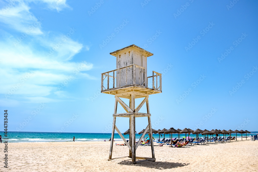 Torre de avistamiento en orilla playa en Cádiz