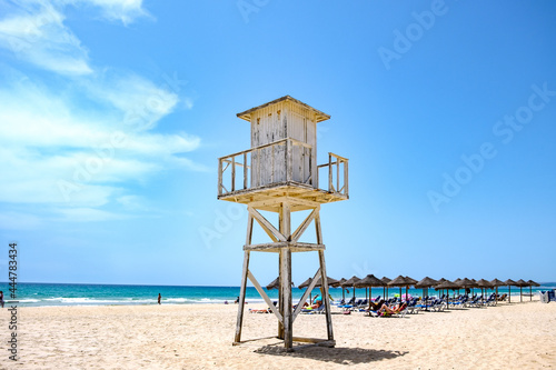 Torre de avistamiento en orilla playa en Cádiz © Jonás Torres