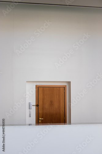 empty white room with wooden door © Bauti