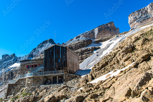 Fotografie Le refuge des Sarradets ou de la Brèche au pied de la brèche de Roland dans le c